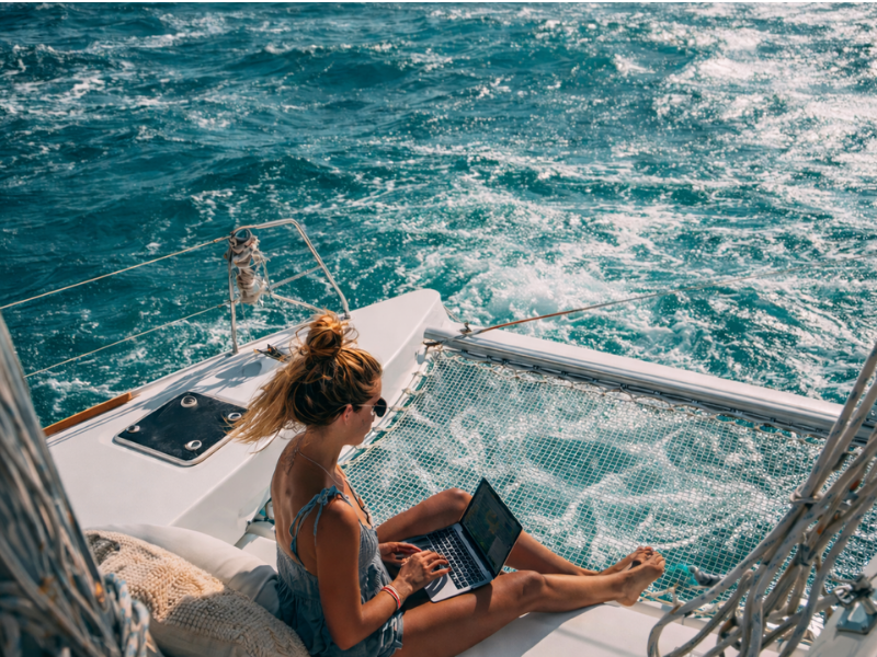 travailler à distance sur un voilier avec ordinateur portable en mer