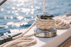 winch voilier corde enroulee equipement bateau navigation mer