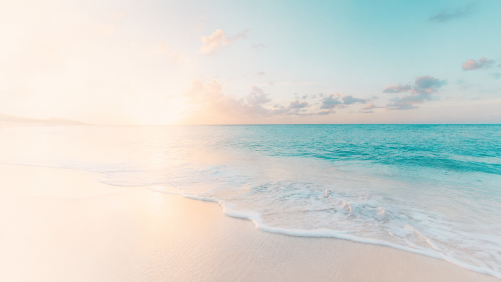 Plage lumineuse aux tons pastel avec mer turquoise et horizon dégagé, utilisée comme image d’en-tête pour le media kit Sailing Family.